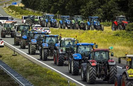 https://off-guardian.org/wp-content/medialibrary/dutch-farmer-protest-1380x900.jpg?x76788