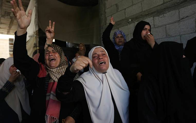 Relatives mourn Palestinian killed in clashes
