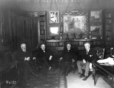 Vittorio Orlando David LloydGeorge Georges Clemenceau and Woodrow Wilson sitting in a room