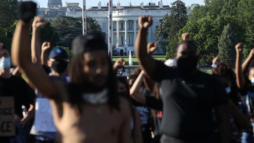 Flash bangs & tear gas in Washington DC as crowds of protesters descend on White House (VIDEOS)