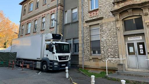 Un camion frigorifique a été installé sur le parking du CHU de Grenoble, près de la chambre mortuaire.